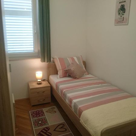 Appartamento Apartman Sanja Rovigno Esterno foto