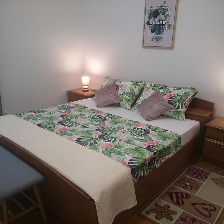Appartamento Apartman Sanja Rovigno Esterno foto