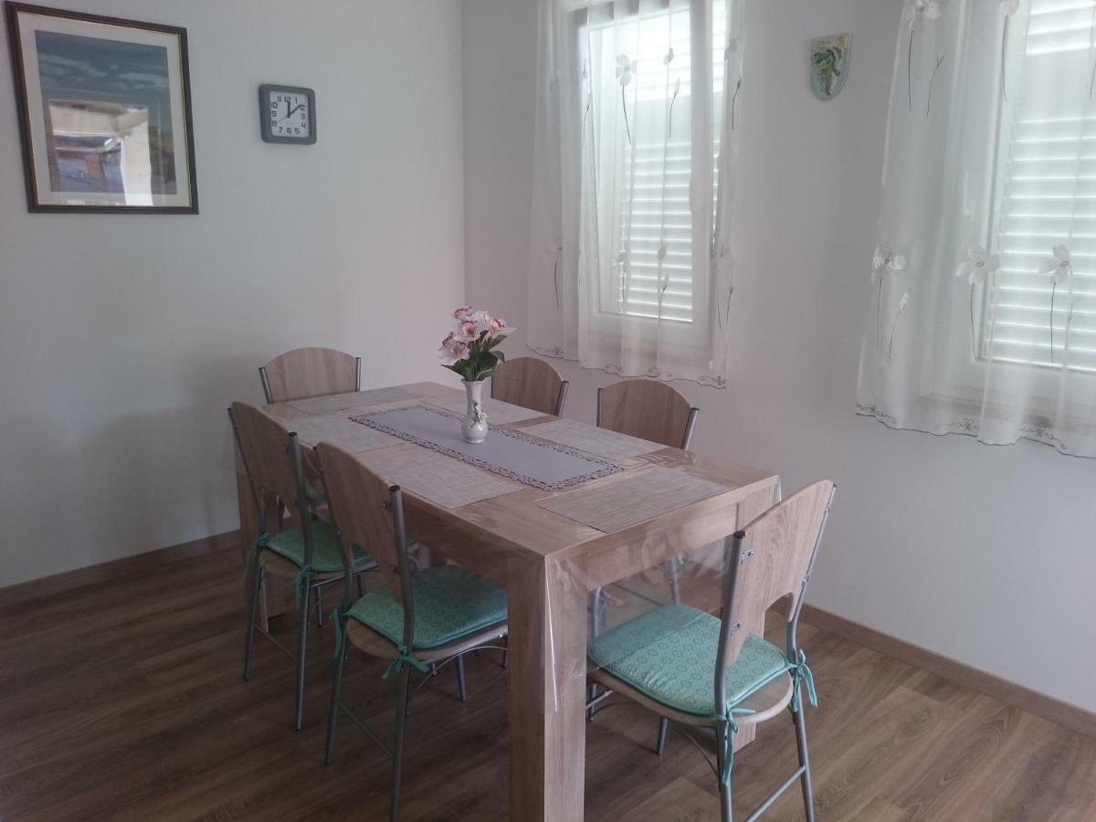 Appartamento Apartman Sanja Rovigno Esterno foto