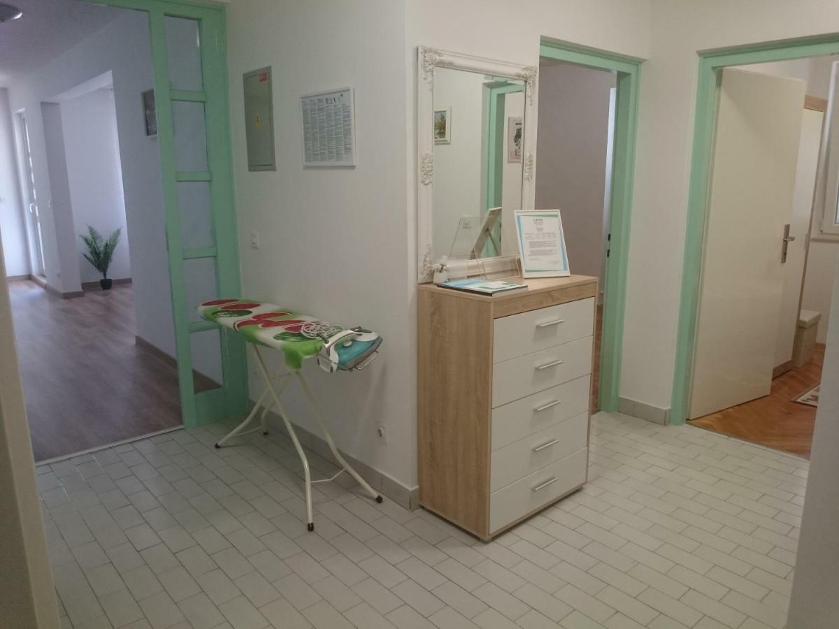 Appartamento Apartman Sanja Rovigno Esterno foto