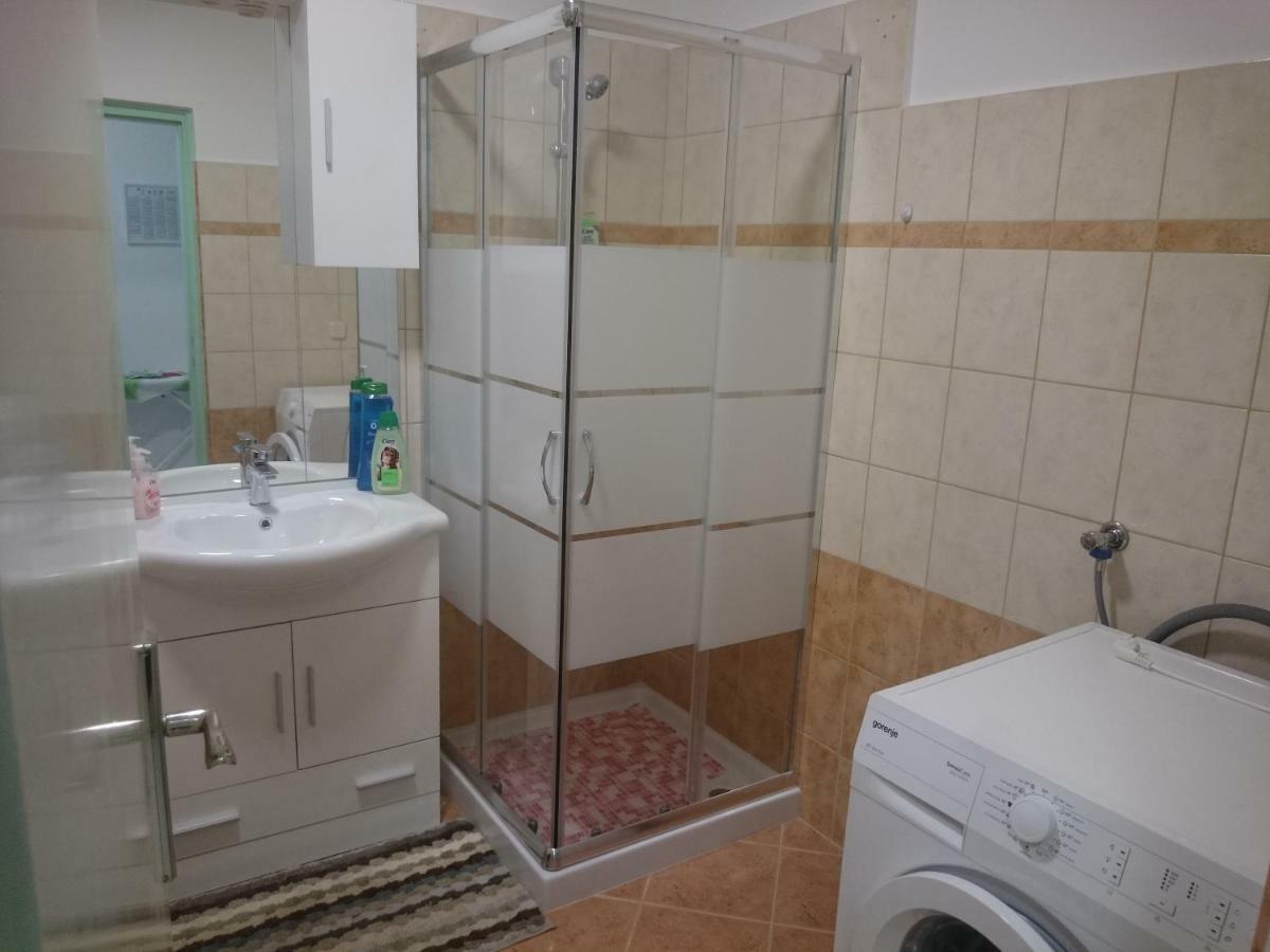 Appartamento Apartman Sanja Rovigno Esterno foto