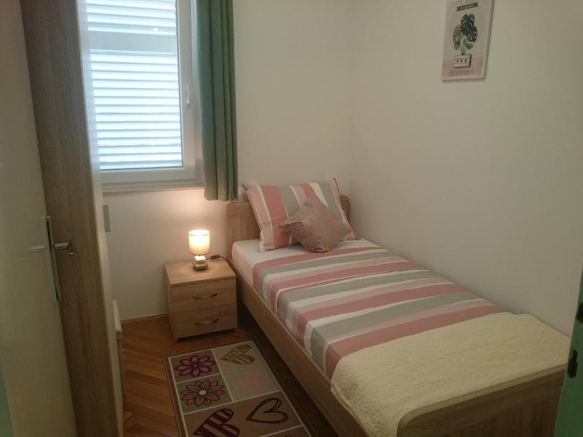 Appartamento Apartman Sanja Rovigno Esterno foto