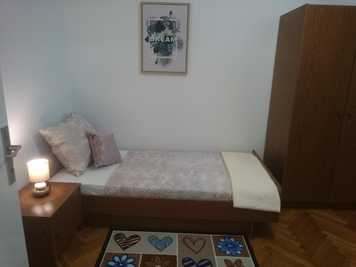 Appartamento Apartman Sanja Rovigno Esterno foto